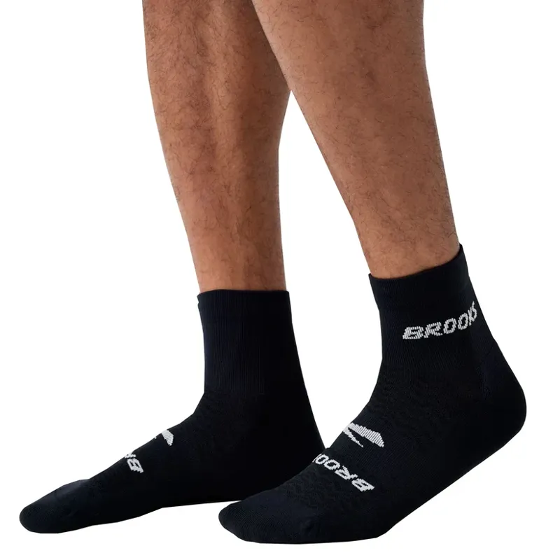 Brooks Run In Quarter Running Socks in 3 Pack Black-2
