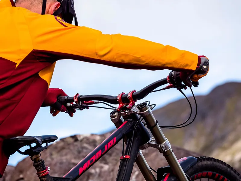 Endura SingleTrack Gloves in Pomegranate-3